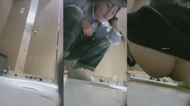 十二月最新流出精品厕拍高校附近酒吧女厕后拍学妹尿尿两个喝高呕吐学妹